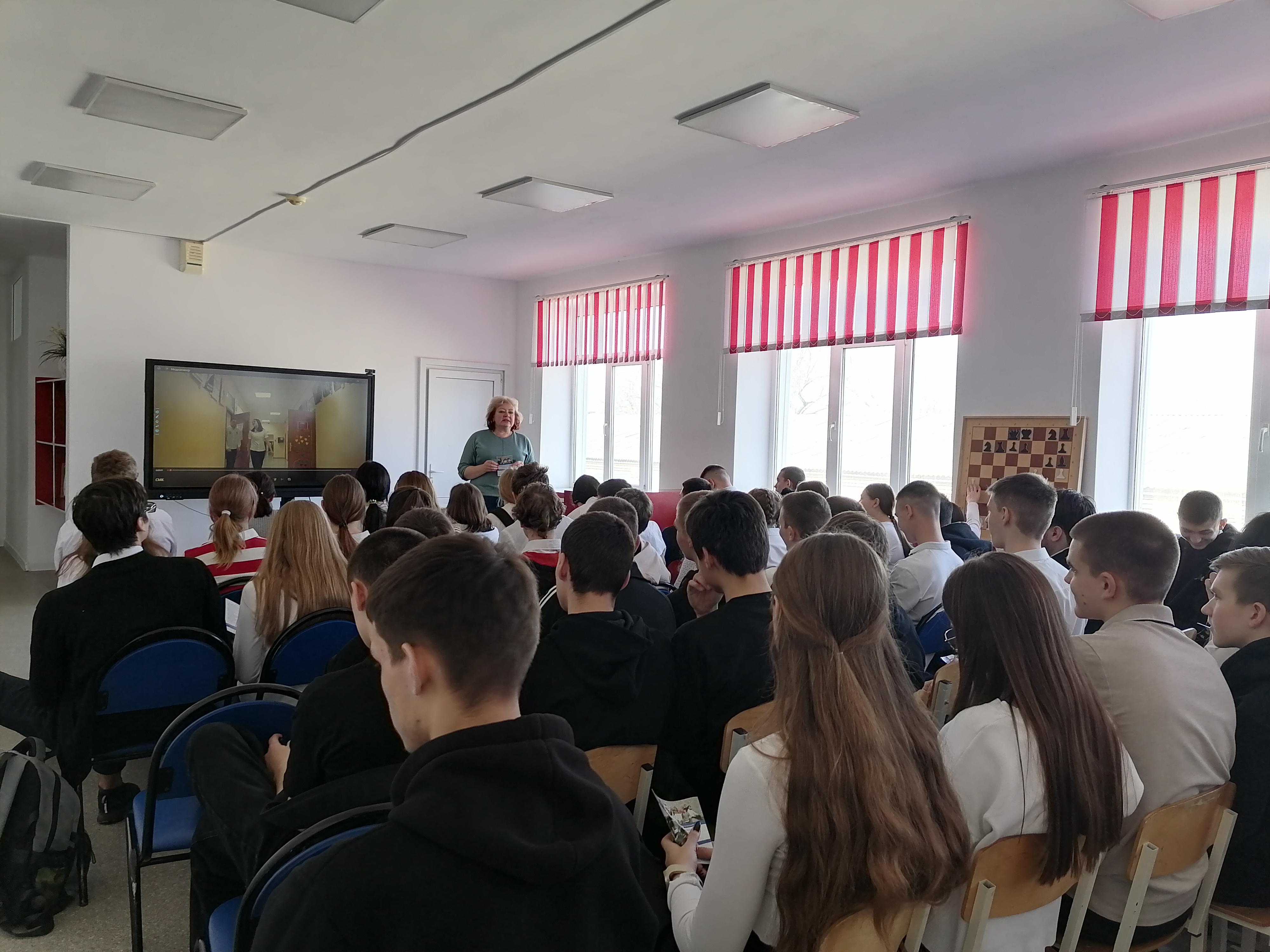 Учащимся 9-х классов МБОУ СОШ №6 удалось пообщаться с представителем Ставропольского многопрофильного колледжа..