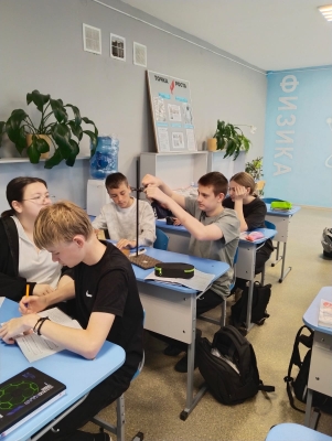 В Центре &amp;quot;Точка роста&amp;quot; на внеурочном занятии по  физике учащиеся 7 класса определяют коэффициент полезного действия наклонной плоскости..