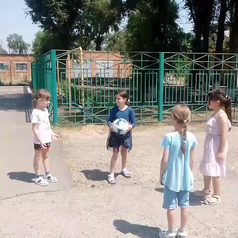 Сегодня в лагере ребята придумывали и создавали ролики, направленные на соблюдение правил дорожного движения..